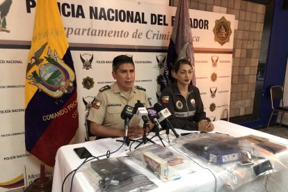 La policía presentó las evidencias decomisadas durante el allanamiento a una vivienda en Latacunga.