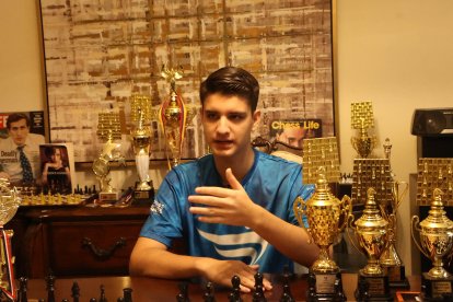 Gustavo Vea Arboleda es el mayor de los hermanos ajedrecistas y les enseña a los menores