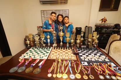 Los hermanos Vera Arboleda muestran sus mejores trofeos y medallas de las diferentes competencias