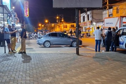 En el vehículo de color gris andaban los tres hombres, quienes fueron baleados.