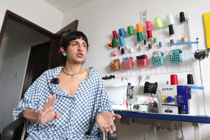 Gaspar aporta con ideas y maneja las relaciones públicas de la tienda.