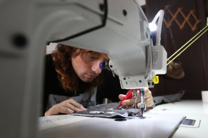 Pablo es el encargado del trabajo manual en la creación de las prendas.
