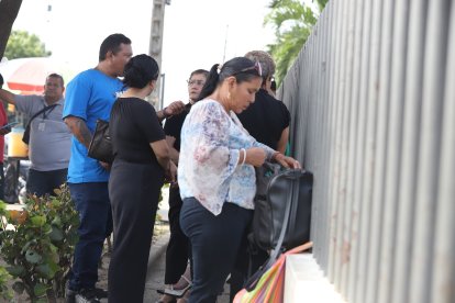 Familiares de la víctima fuera de la Policía Judicial