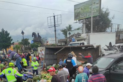 En el sitio del suceso hubo caos. Gran cantidad de vehículos quedaron atrapados en medio del percance.