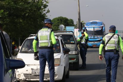 Agentes de control en el peaje.