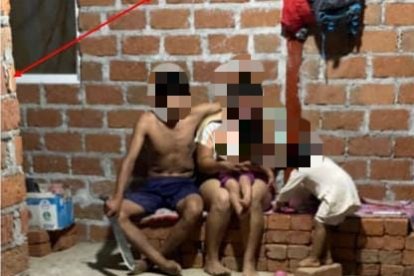 El sujeto reteniendo a su familia.