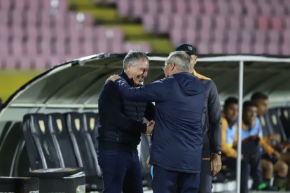 El saludo de los entrenadores argentinos Ariel Holan (i) y Jorge Célico (d).