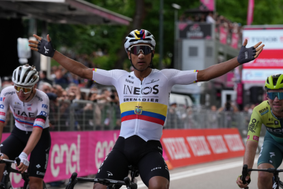 Narváez dio un golpe en la mesa y se llevó la primera etapa del Giro.