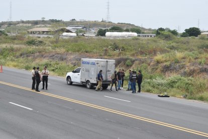 El viernes, conductores reportaron la presencia de los bultos en la vía.