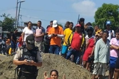 Milly Cerezo se acercó al cadáver y empezó a orar por su descanso eterno.