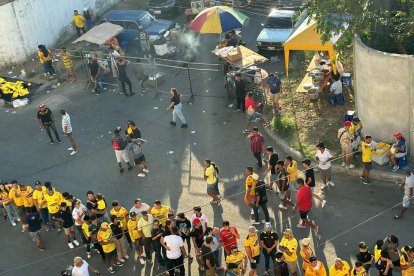 Hinchas de Barcelona en Manta este 4 de mayo.
