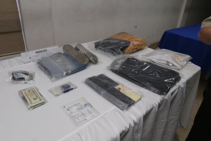 Las evidencias encontradas en poder de los sacapintas. En uno de los bolsos, la víctima llevaba el dinero sustraído.