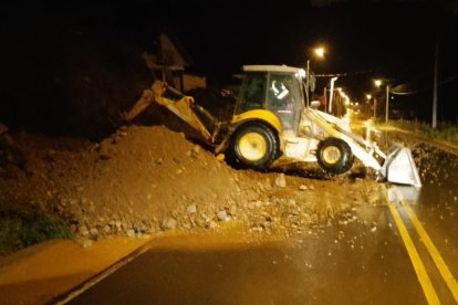 Limpiar la vía fue la prioridad en horas de la noche.