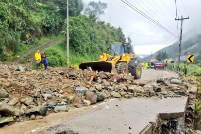 En la mañana de este domingo 5 de mayo seguía retirando material de la carretera.