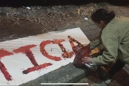 Sandra López escribió con su propia sangre un letrero que decía Justicia.