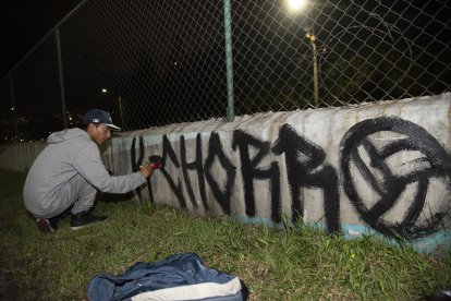 Sus amigos pintaron su apodo en una pared cerca de donde hallaron su cadáver.
