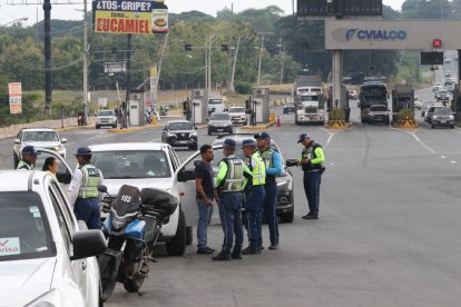Los agentes de la ATM se limitaron a revisar los documentos de los conductores y vehículos durante el control.