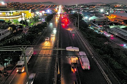 Vista aérea del tramo de la vía Perimetral con las luminarias dañadas.