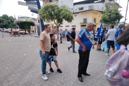 Humberto Beltrán y su hijo Vicelso vivieron el triunfo de Emelec en las inmediaciones del Capwell.