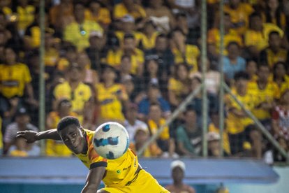 Álex Rangel va ganando minutos en la zaga de Barcelona.