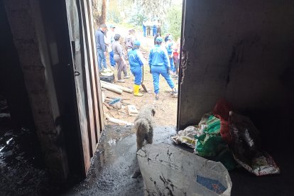 Los vecinos y hasta la Policía se unieron para ayudar.