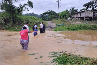 Las personas afectadas deben cruzar las crecientes aumentadas.