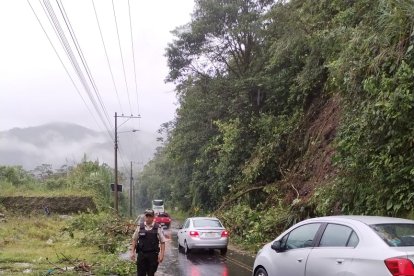Los deslizamientos vía a Puyo causaron inconvenientes a los viajeros.