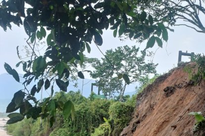 Los bomberos y autoridades revisaron la zona donde se asienta la vivienda.