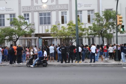 Padres de familia se cercioran de que sus hijos vayan seguros a los centros de estudio.