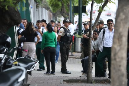 Policías estuvieron presentes en el primer día de clases del régimen Costa 2024.