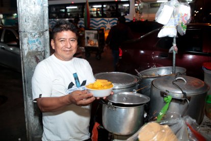 El plato estrella son las papas con cuero, que él sirve generosamente para todos los clientes.