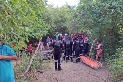 Rescatistas en el lugar del accidente.