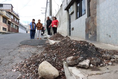 En algunos tramos de este icónico sector del Centro Histórico de Quito las aceras han sido ocupadas en todo su ancho.