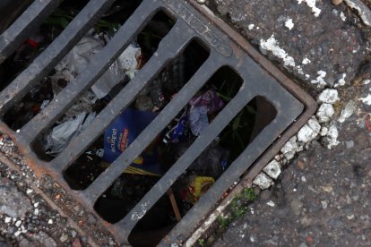 Hay sumideros que han empezado a taparse en esta barriada, según han comentado los lugareños.