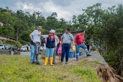 Autoridades conversan sobre la atención de la emergencia.