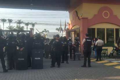 Un contingente policial acompañó a Tobar a recuperar su puesto la mañana del 10 de abril.