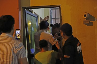 Momento cuando un grupo de personas sacó a Tobar y sus acompañantes de la administración.