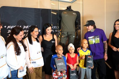 Chito Vera (d) junto a los niños y voluntarias de la Fundación Ser Feliz