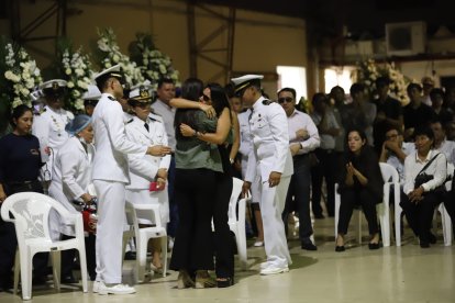 La hija del capitán Wilson Bohórquez terminó su discurso y abrazó a otra mujer.