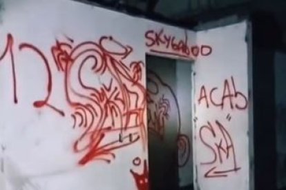 Los extraños grafitis rojos que descubrió en un abandonado edificio de Guayaquil.