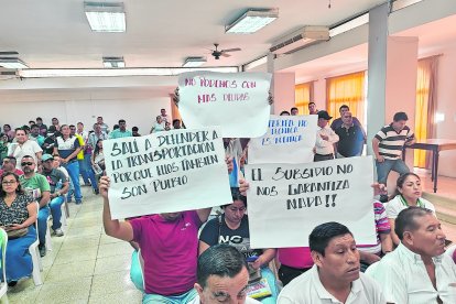 Los transportistas llegaron a la reunión con carteles para exigir una tarifa digna.