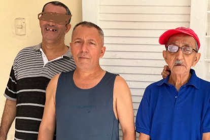 Ignacio Ampuero, quien tiene discapacidad; Javier, el guardia fallecido, y Jorge, padre de ambos. Los tres vivían juntos.