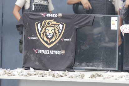 En los domicilios encontraron prendas de vestir que hacían alusión a bandas delictivas.