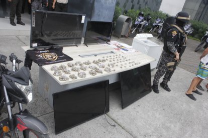 Entre las evidencias constan drogas y sustancias sujetas a fiscalización.