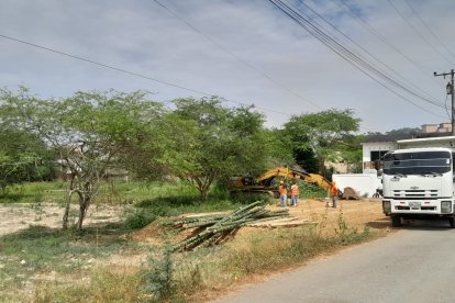 Los obreros de la empresa contratada llegaron con material de construcción al predio privado.