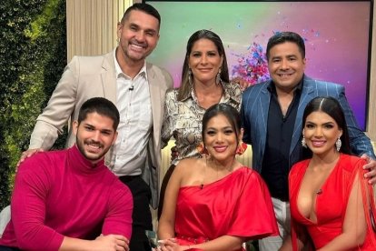 Renier Izquierdo con el equipo de En Contacto y Conny Garcés.