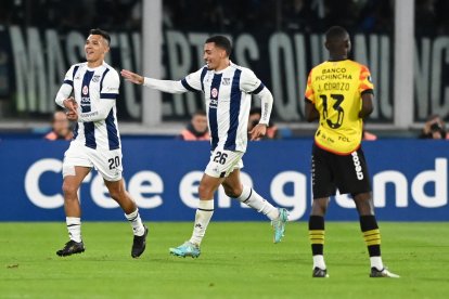 AMDEP1272. CÓRDOBA (ARGENTINA), 08/05/2024.- Rubén Botta (i) de Talleres celebra su gol con Marcos Portillo (c) este miércoles, en un partido de la fase de grupos de la Copa Libertadores entre Talleres y Barcelona SC en el estadio Mario Alberto Kempes en Córdoba (Argentina). EFE/ Ariel Alejandro Carreras
