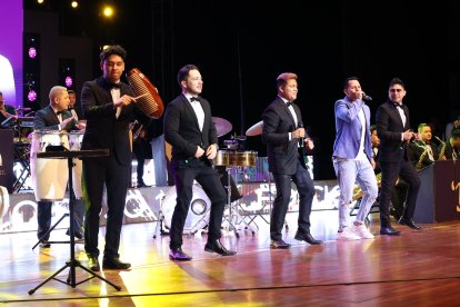 Don Medardo y sus Player junto a Jhonatan Luna