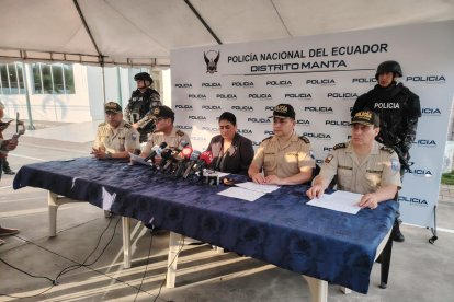 Autoridades de Ecuador, entre estas la ministra Mónica Palencia.