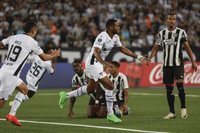 Michael Estrada (c) de LDU celebra un gol ante Botafogo.